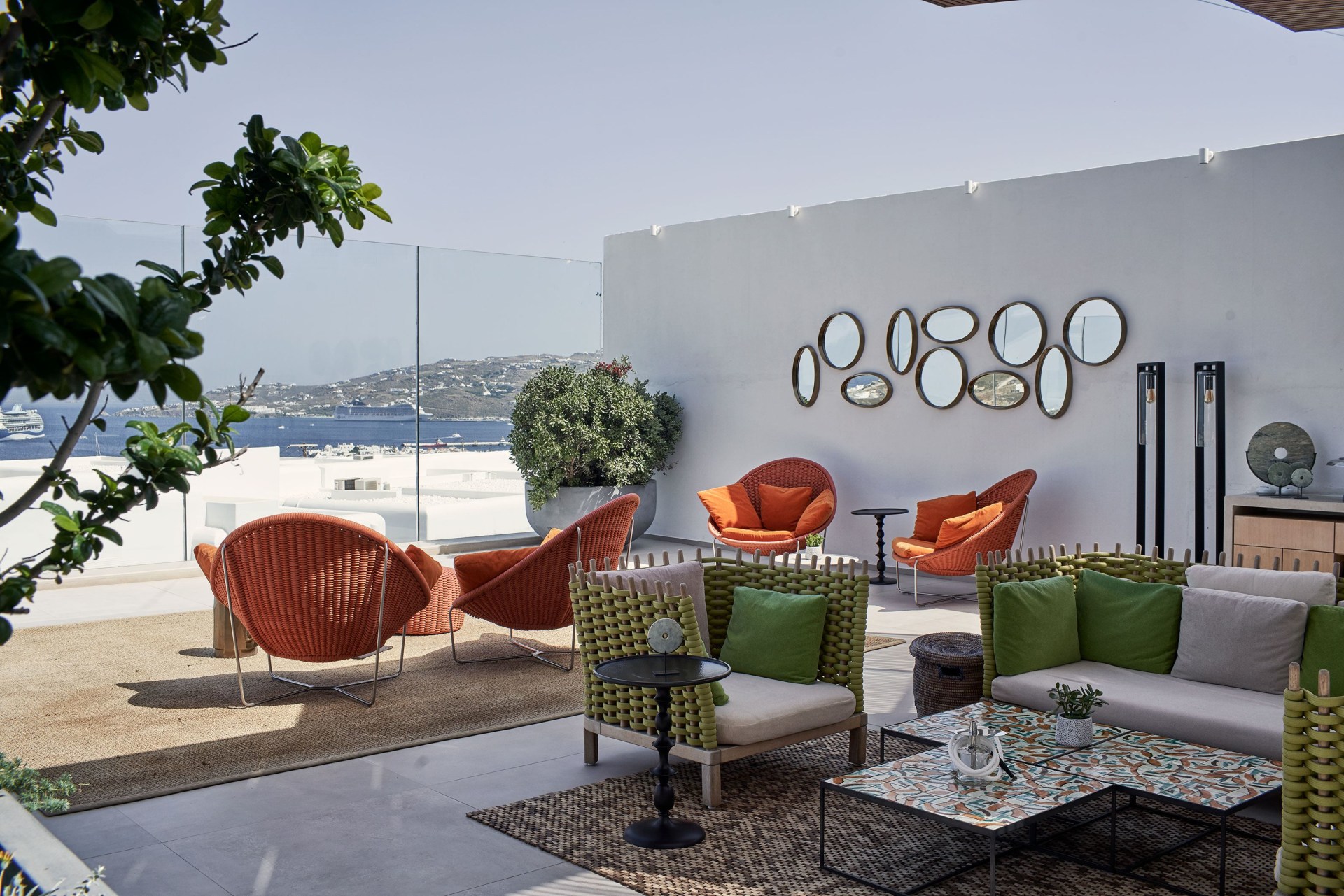 Außenansicht der Naia Bacos Bar des Myconian Naia Hotels